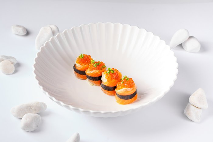 Нигири с лососем и красной икрой