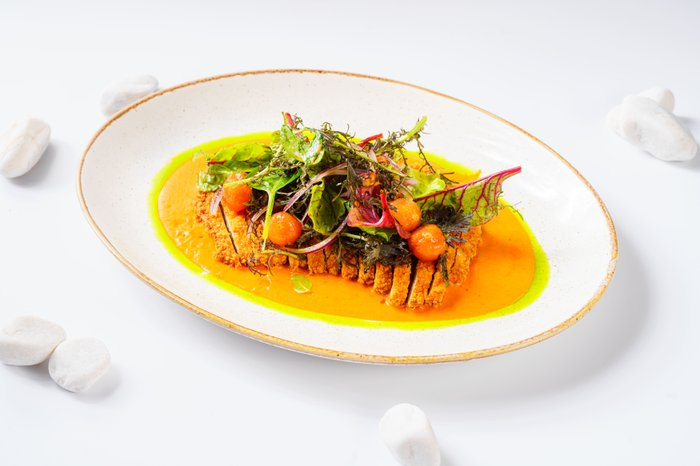 Куриный шницель с соусом из печеных перцев