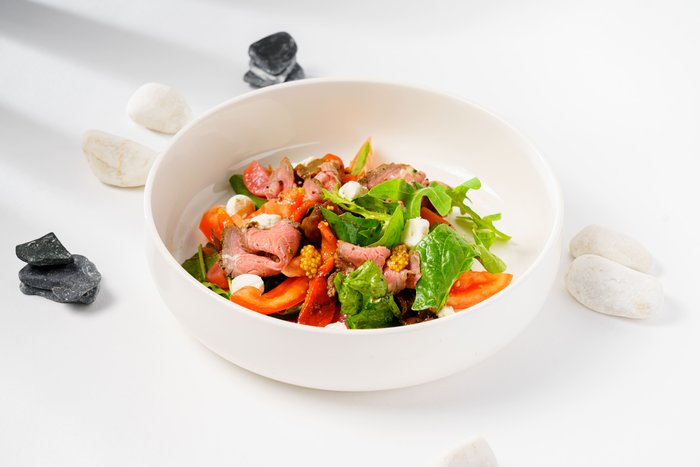 Салат с ростбифом, томатами и древесными грибами