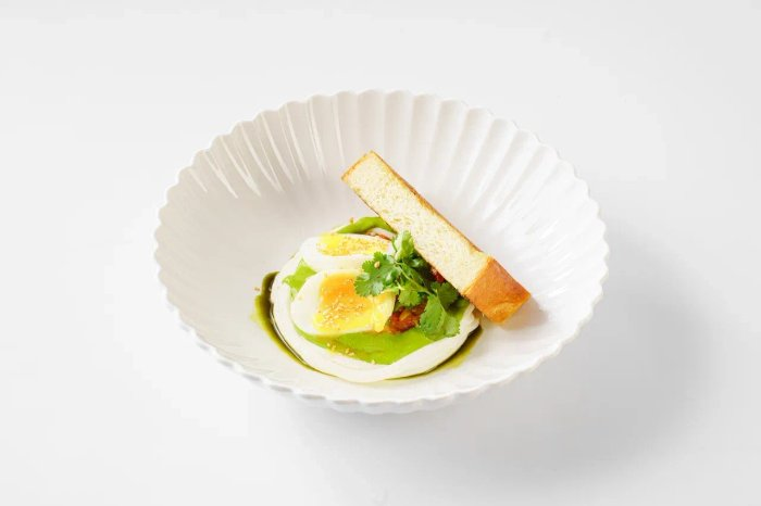 Яйцо по турецки с кремом из феты