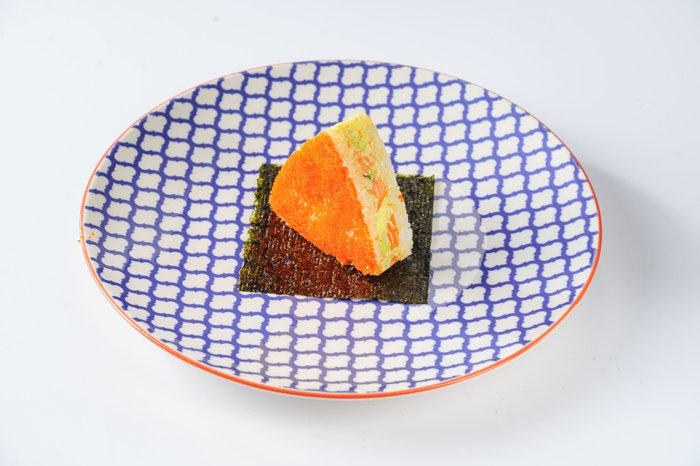 Онигири с лососем