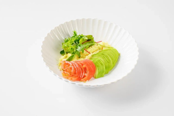 Омлет с томатами и авокадо