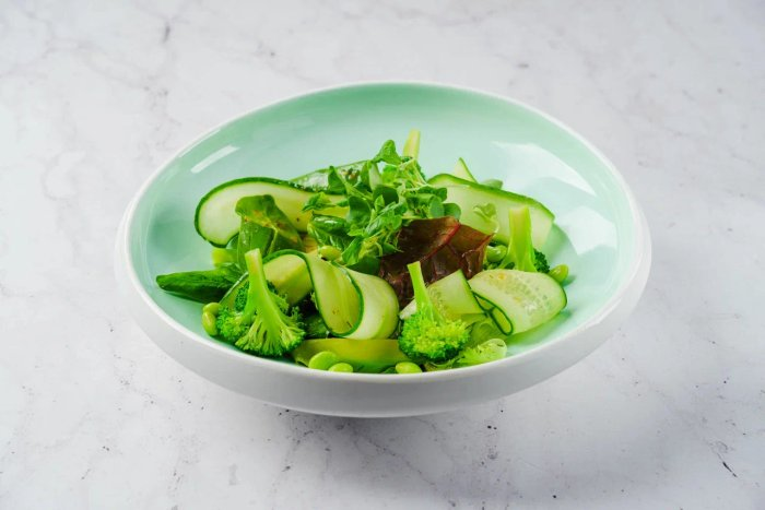 Зеленый салат с яблоком