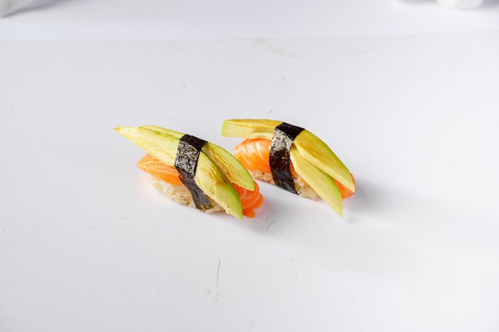 Нигири с лососем и авокадо