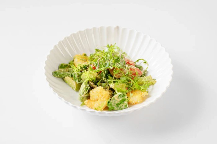 Острый салат с креветками