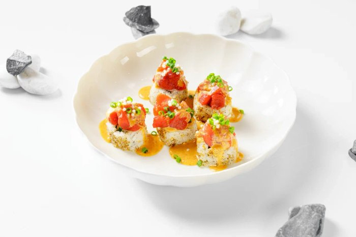 Рол с тунцом тар тар и соусом хабанеро