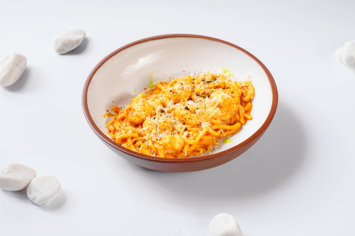 Удон с креветкой в соусе из печеных перцев