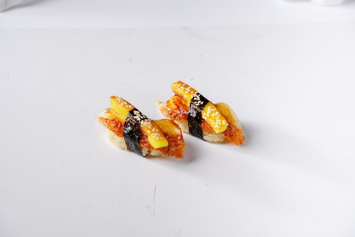 Нигири с угрем и такуаном