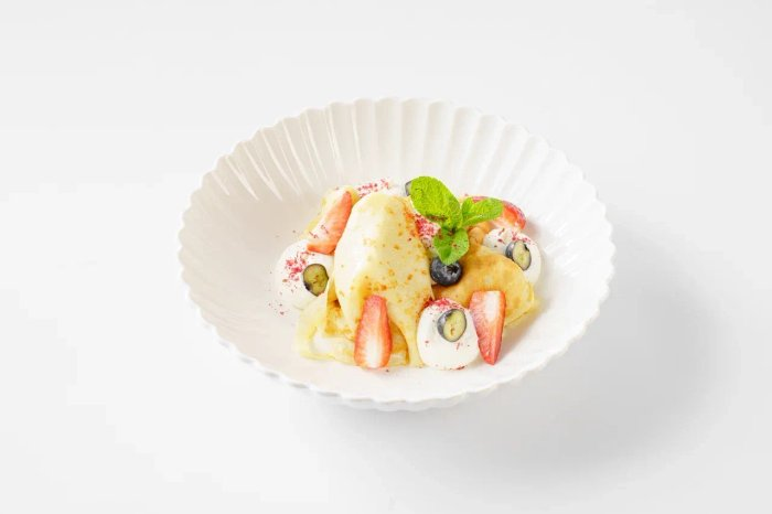 Блины с ванильным кремом и сезонными ягодами