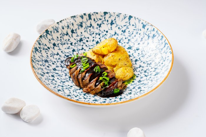 Говяжья вырезка с печеным картофелем и глазурью из тамаринда