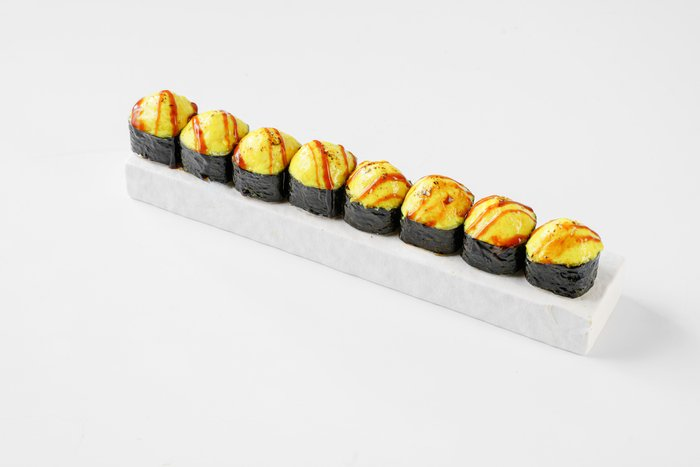 Запеченный ролл с лососем и крабом