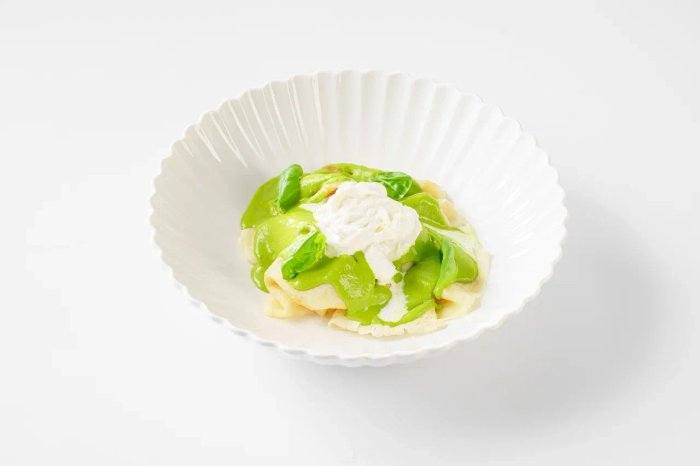 Блины с страчателлой и зеленым соусом