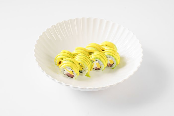 Ролл с тунцом и авокадо